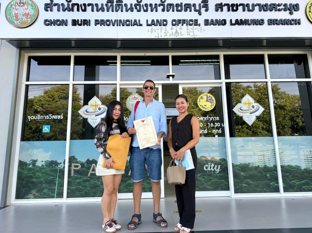 Fiona with international buyer at Bang Lamung Land Office