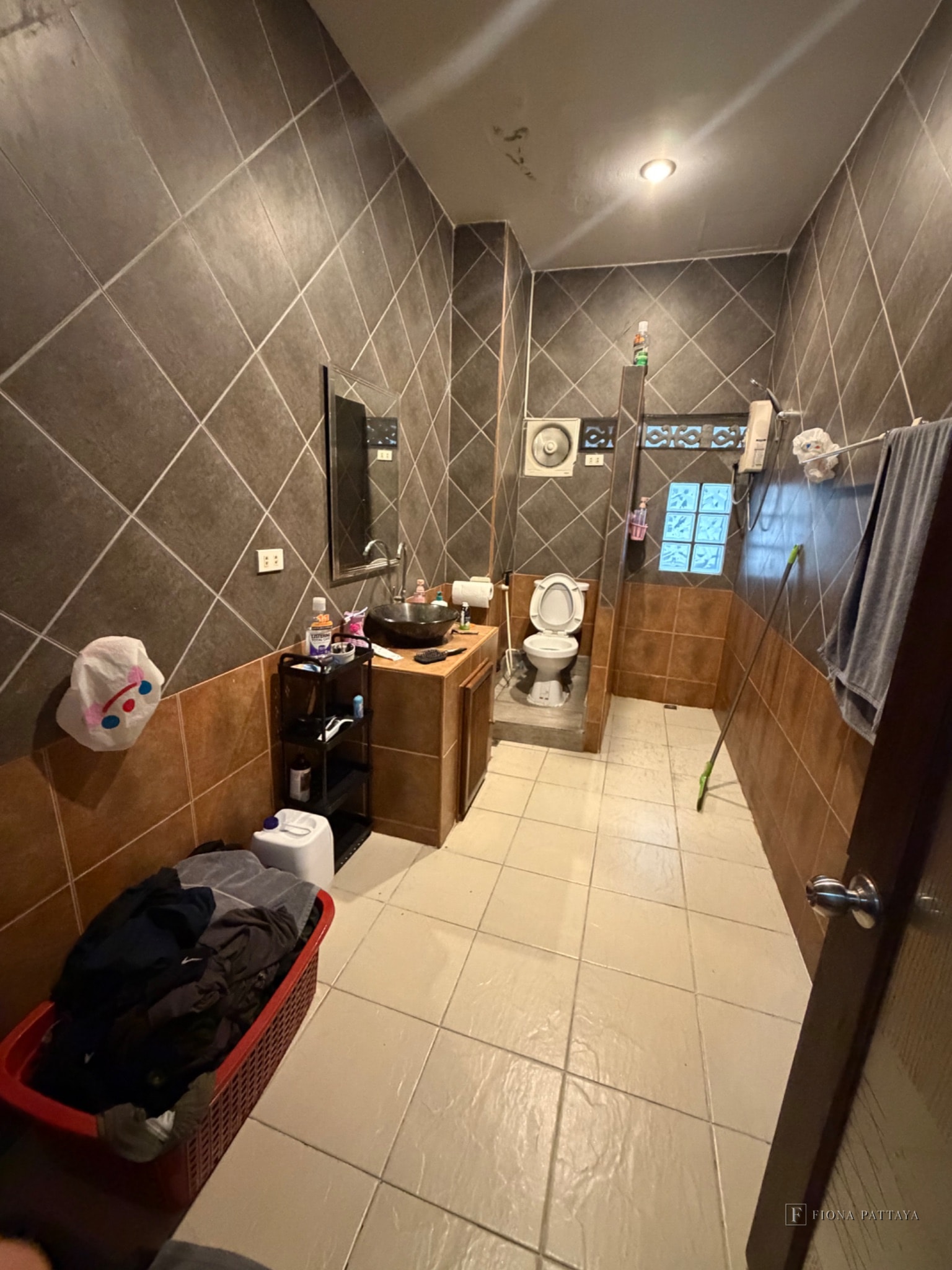 🏢 4-Storey Building with Businesses for Sale in Jomtien