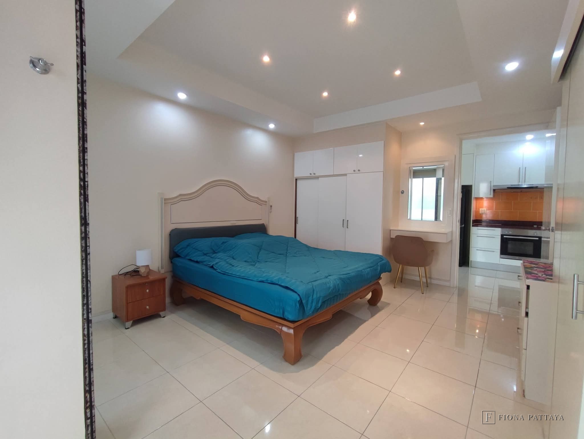 The Bay View Condominium 2, Phra Tamnak Soi 4.