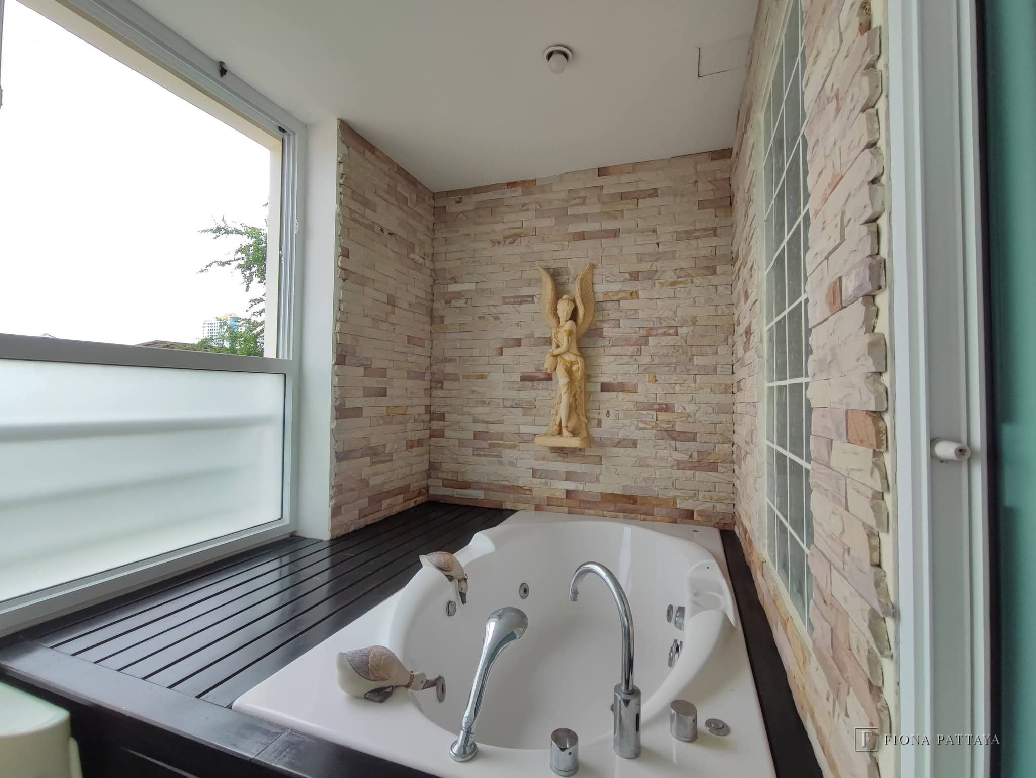 The Bay View Condominium 2, Phra Tamnak Soi 4.