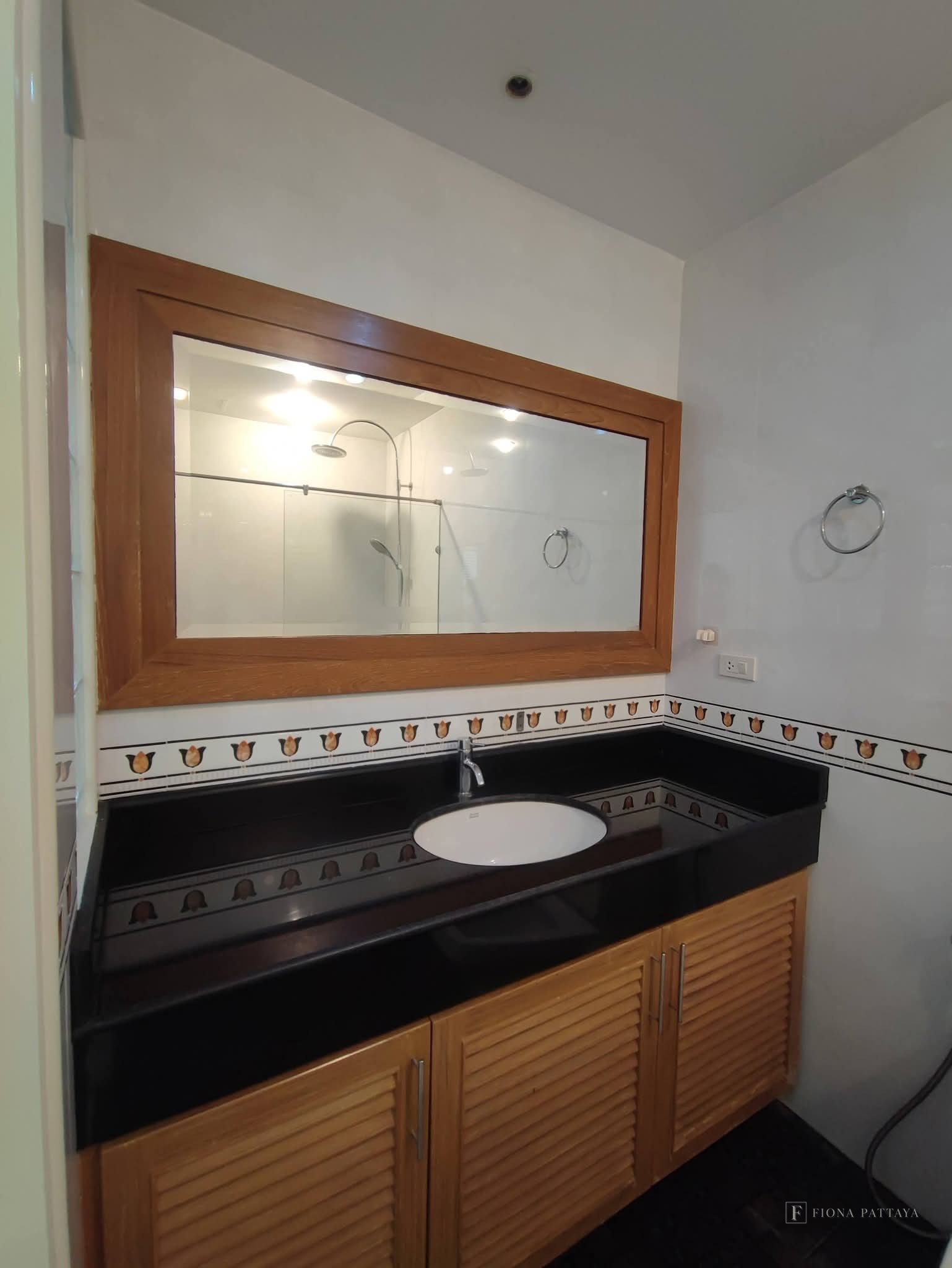 The Bay View Condominium 2, Phra Tamnak Soi 4.